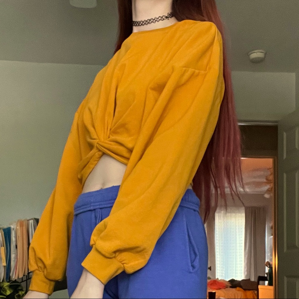 🌟 Yellow Cropped Sweatshirt - Picture 3 of 5